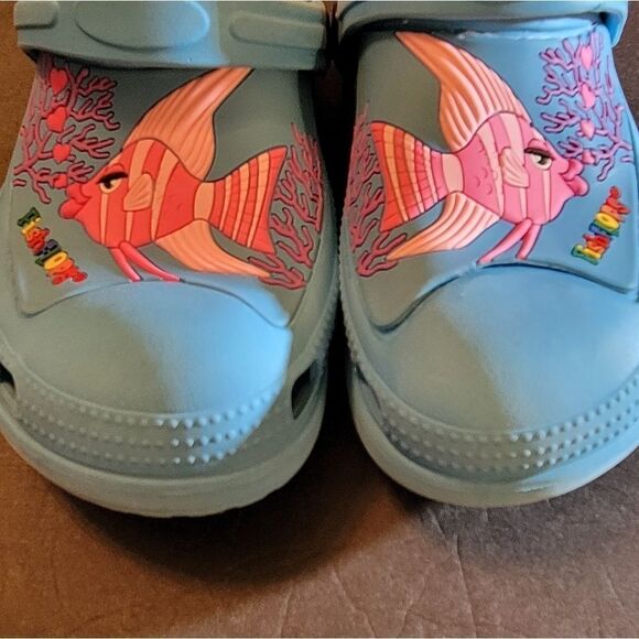 KIDS BLUE CROCS WITH PINK 🐟 🐠 - Picture 9 of 16